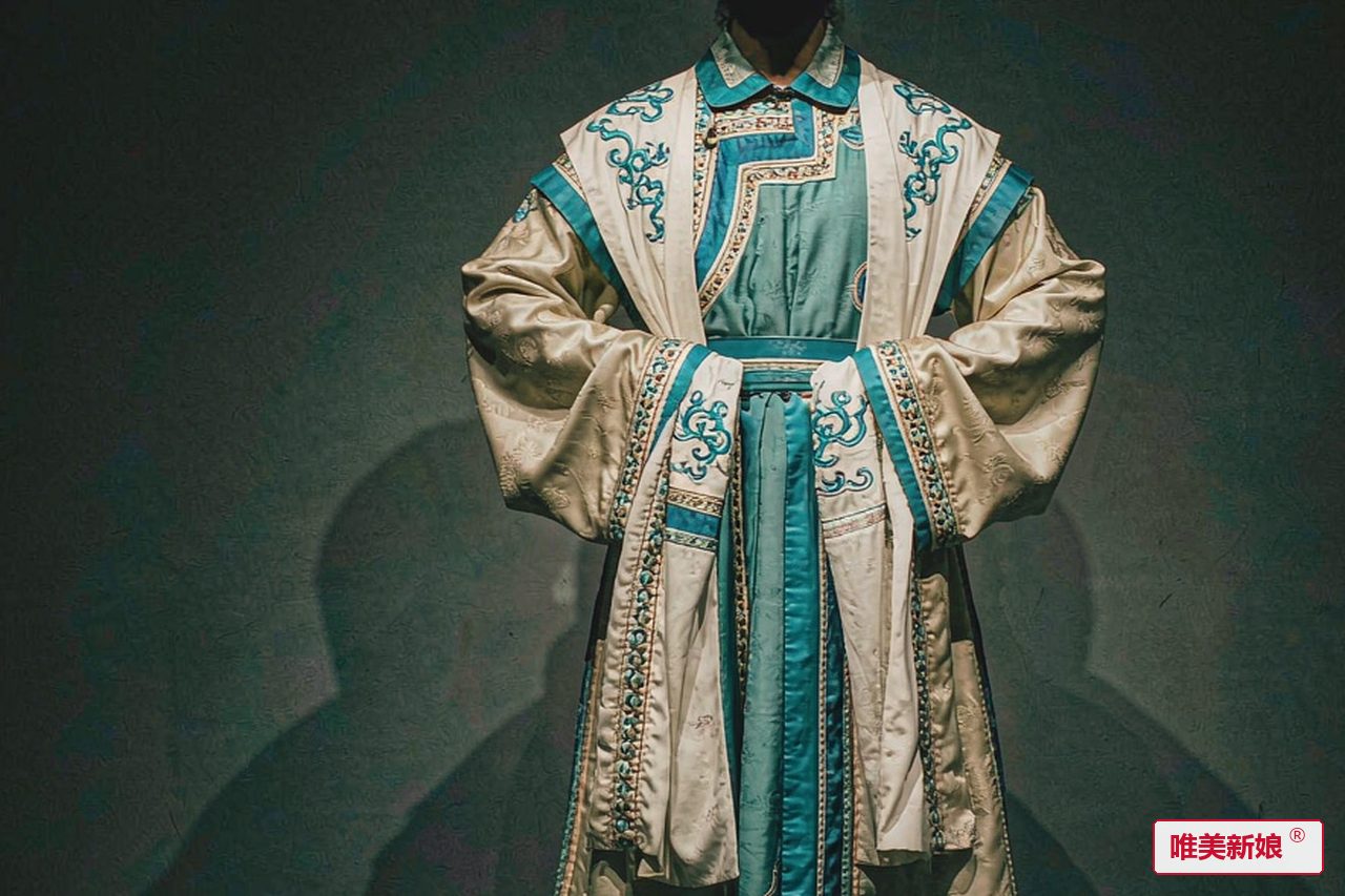 达斡尔族长袍婚服