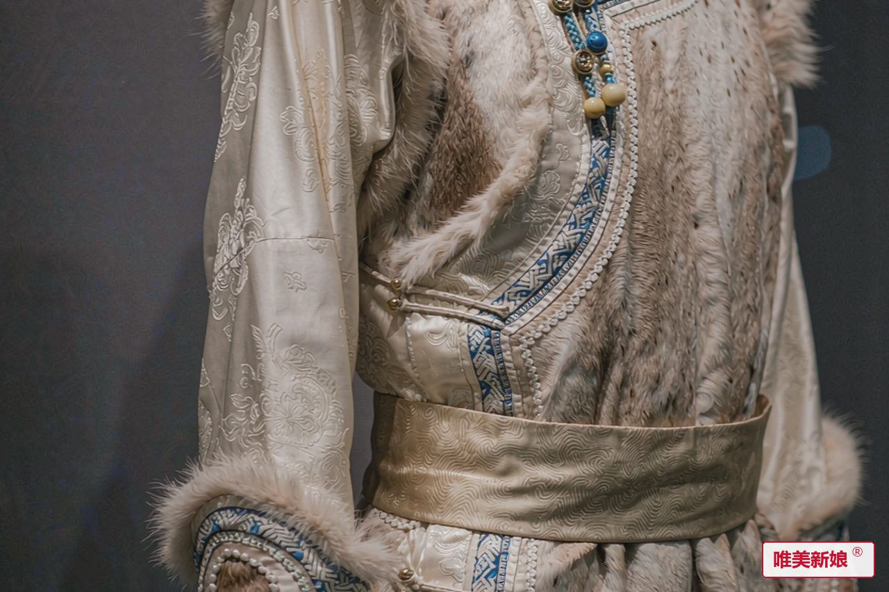 婚服形制 · 狍皮长袍右衽开衩，衣襟袖口镶彩边