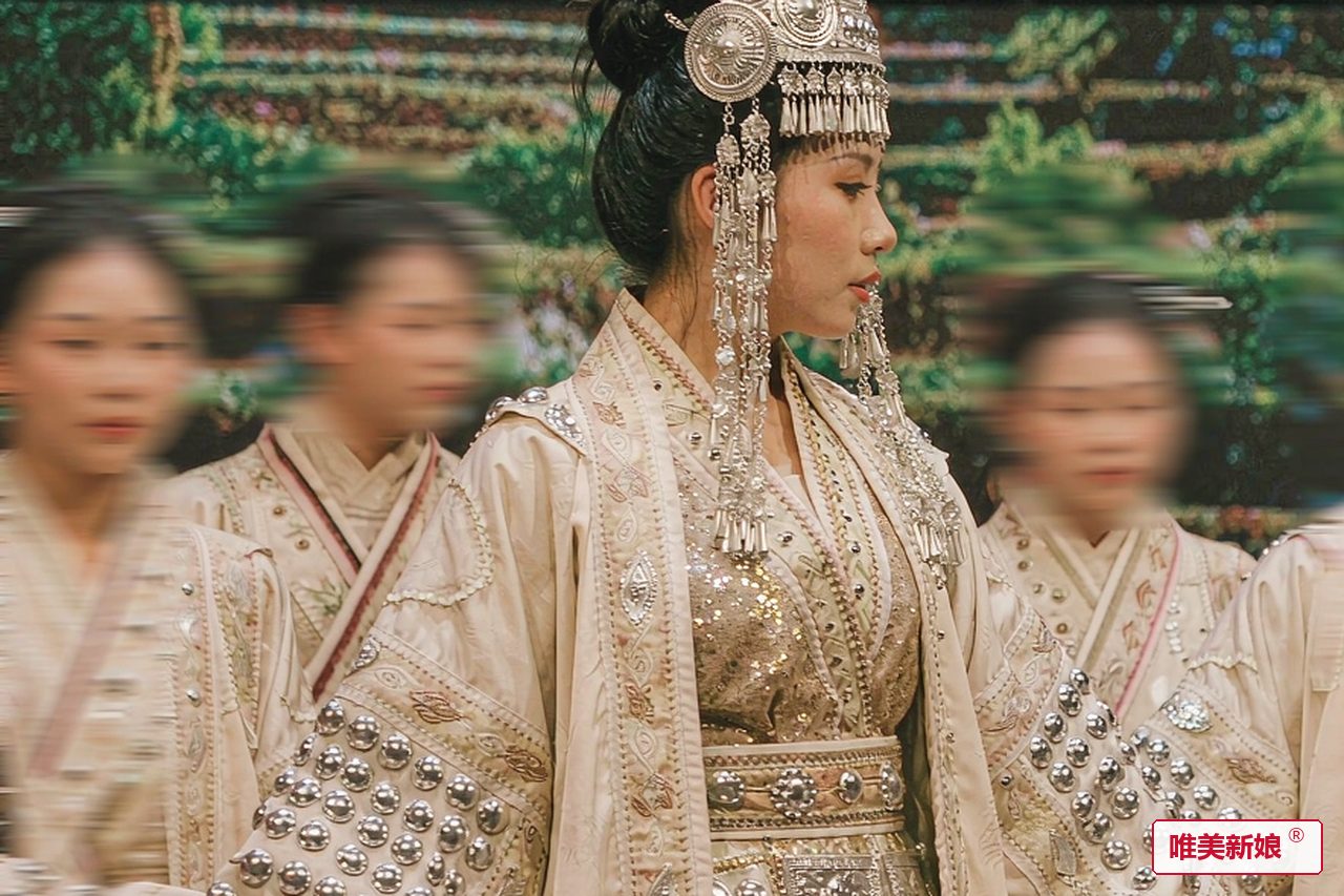 婚礼场景 · 梯田边,新娘着银泡嫁衣侧身而立