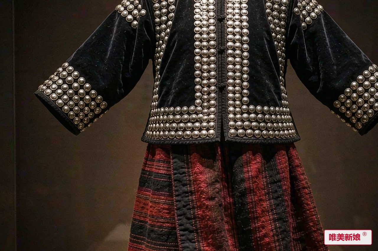 婚服形制 · 黑绒对襟短衣，前后钉满银泡，配红黑毛织筒裙