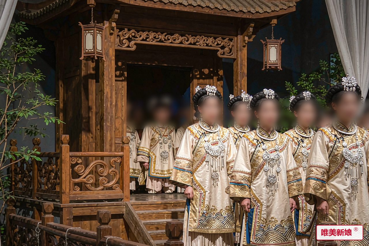 婚礼场景 · 水族木楼前，新娘着马尾绣嫁衣